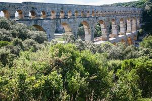 pont du Gard door gardon rivier- in Frankrijk foto