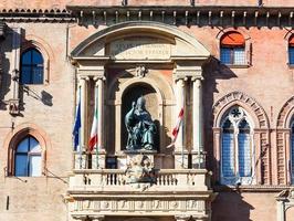 beeldhouwwerk Aan facade van palazzo comunale in bologna foto