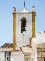 klok toren van kerk van Santiago in tavira stad foto