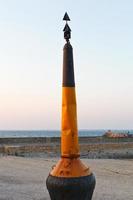 boei Aan strand van atlantic oceaan in piriac-sur-mer stad- foto