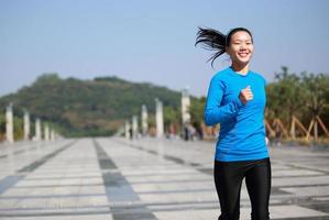 sport Aziatische vrouw draait op stadspark