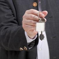 voorkant visie van mannetje hand- met blanco deur sleutelhanger foto