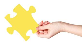 vrouw hand- met geel puzzel stuk foto