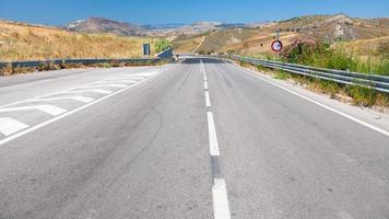 snelweg in zuidelijk Sicilië in zomer dag foto