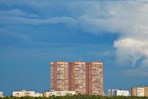 donker blauw regenachtig lucht over- met meerdere verdiepingen huizen foto