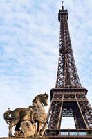 eiffel toren en standbeeld in Parijs foto