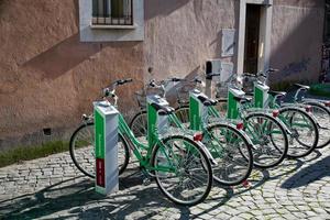 parkeren voor stedelijk fiets foto