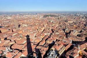 toren schaduw van asinelli toren Aan bologna foto