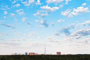 veel klein wit wolken in blauw lucht over- stad foto