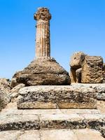 dorian kolom van tempel van heracles in agrigento foto