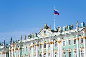 Russisch staat vlag Aan winter paleis, heilige petersburg, Rusland foto