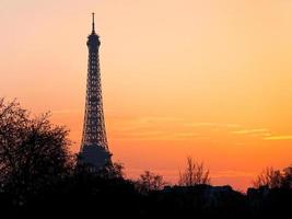eiffel toren in Parijs Aan zonsondergang foto