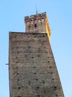 twee torens ten gevolge Torri symbool van bologna stad foto