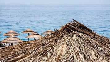 rietje parasol Aan jachthaven di katoen strand in Sicilië foto