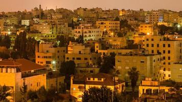 woon- wijk in Amman stad in nacht foto