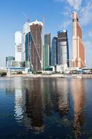Moskou stad gebouwen en moskee rivier- foto