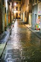 middeleeuws straat in Florence Italië Bij nacht foto