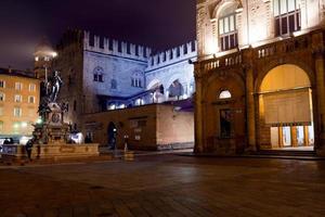 fontein van Neptunus in bologna Bij nacht foto