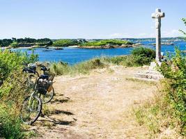 toerist fiets Bij gezichtspunt in de buurt keltisch kruis foto