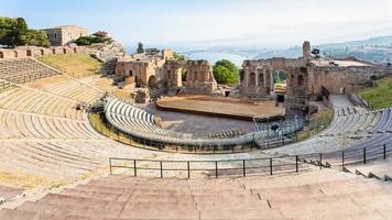 bovenstaand visie van oude teatro greco in Taormina foto