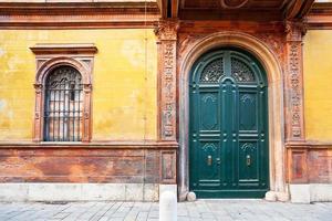 houten deur van middeleeuws huis in ferrara, foto