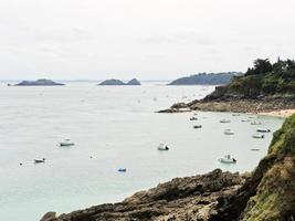 jacht in de buurt kustlijn van Engels kanaal, Bretagne foto