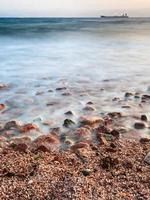 waterkant van golf van aqaba Aan rood zee in avond foto