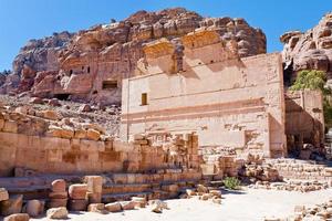 altaar van tempel van dusshares in petra foto