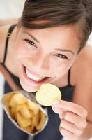 chips vrouw eet junkfood crips