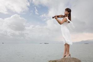 vrouw viool spelen foto