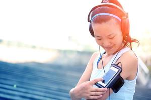 vrouw luisteren naar muziek in de koptelefoon van smartphone mp3
