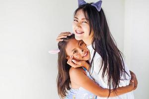 twee Aziatische meisjes gekleed het dragen van kattenoren