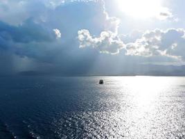 schip komt naar Calabrië kust in zeestraat van messina foto