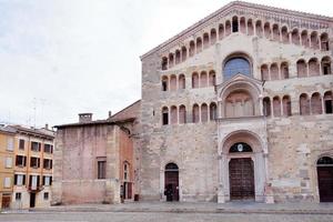 facade van parma kathedraal in parma foto