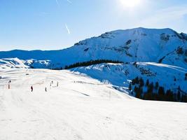 ski rennen Aan sneeuw hellingen van bergen in zonnig dag foto