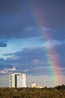 regenboog onder stad park in donker blauw lucht foto