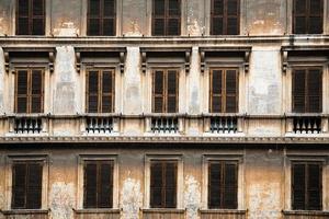 facade van oud stedelijk huis in Rome stad foto