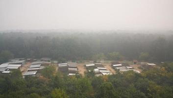 smog onder stad park in zomer dag foto