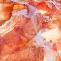 achtergrond van gesneden ham prosciutto di parma foto