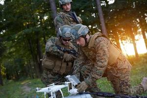 soldaten ploeg zijn gebruik makend van dar voor scouting foto