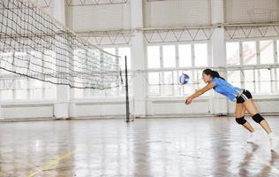 meisjes spelen volleybal indoor spel foto