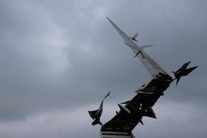 Minsk, Wit-Rusland - oktober 26, 2020 - monumenten, hedendaags kunst, roestvrij staal metaal vogelstand Aan de rivier- in herfst. foto