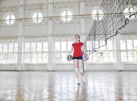 meisjes spelen volleybal indoor spel foto
