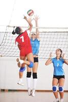 meisjes spelen volleybal indoor spel foto