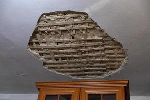 ingestort gips van de wit plafond in de interieur van een oud huis. foto