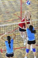 meisjes spelen volleybal indoor spel foto