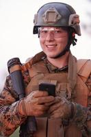 soldaat gebruik makend van slim telefoon foto