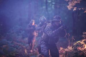 leger soldaten in veld- foto