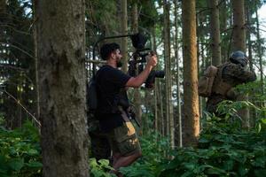 videograaf nemen actie schieten van soldaten in actie foto