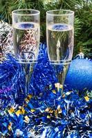 twee bril met blauw Kerstmis decoraties en boom 1 foto